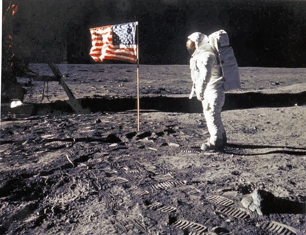 １９６９年、アポロ11号の乗組員が初めて月に降り立ったときの様子　（ｃ）朝日新聞社