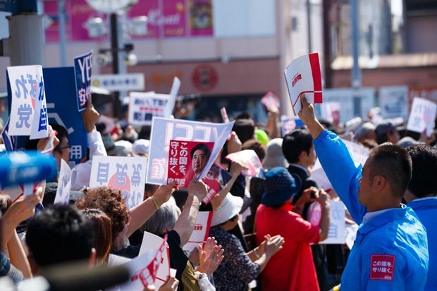 １０月１１日、静岡県焼津市で行われた安倍首相の遊説に集まった有権者たち。安倍首相や自民党を応援するポスターやパンフであふれた（撮影／今村拓馬）