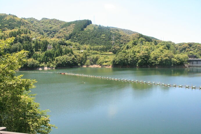 土佐山温泉は名水「鏡川」の源流域にあります　※画像は「鏡ダム」
