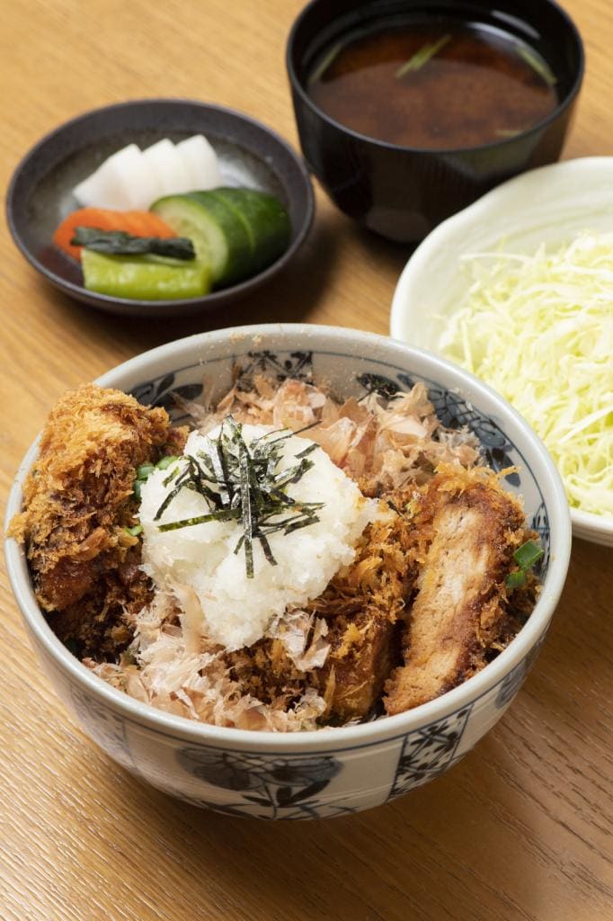 醤油かつ丼「松（170g）」【とんかつ武信】2310円（ロース／ヒレ）　※キャベツ、味噌汁、糠漬け付き。「竹（130g）」「梅（100g）」もあり（撮影／写真映像部・高野楓菜）