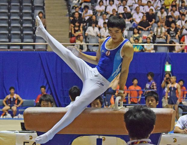 ２０１４年インターハイであん馬の演技をする白井健三　（ｃ）朝日新聞社