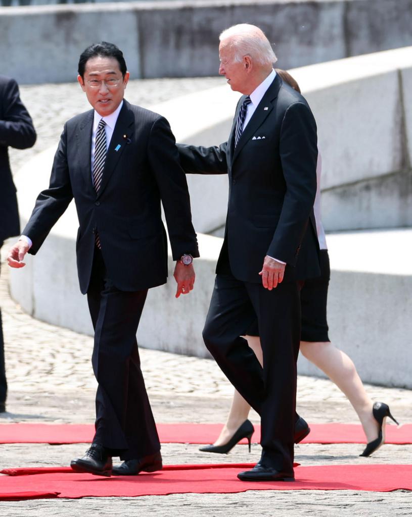 東京・元赤坂の迎賓館で行われた日米首脳会談の歓迎行事での岸田文雄首相とバイデン米大統領