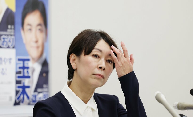 玉木代表のポスターを掲げて記者会見した山尾氏だったが、会見翌日に公認を取り消された（日刊スポーツ）