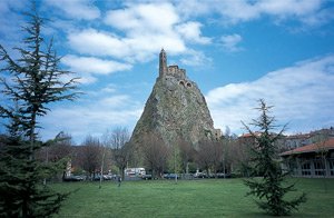 フランス・オーベルニュ地方にある奇想遺産、ル・ピュイ・アン・ブレ。岩の頂上にある教会は10世紀後半に建てられた。なんとも不思議な外観だが、内部も予想外のつくりだったという
