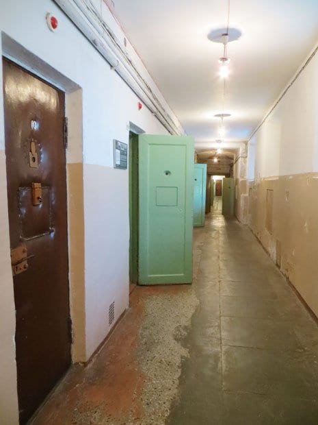 ヴィリニュス　　大量虐殺犠牲者博物館。この博物館の建物は、ソ連時代にソ連国家保安委員会（KGB）つまり秘密警察だった。地下には当時実際に使われていた牢屋、拷問部屋、処刑部屋がそのまま残されていて見学できる