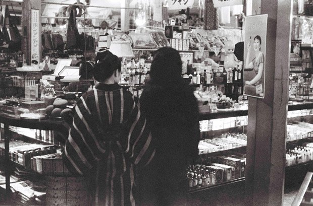 那覇市内にあった雑貨店の様子。庶民が日常的に生活物資を買い求めていた市場とは雰囲気が異なる。1935年当時から、沖縄にも商品経済の波が訪れていたことが見て取れる　（C）朝日新聞社