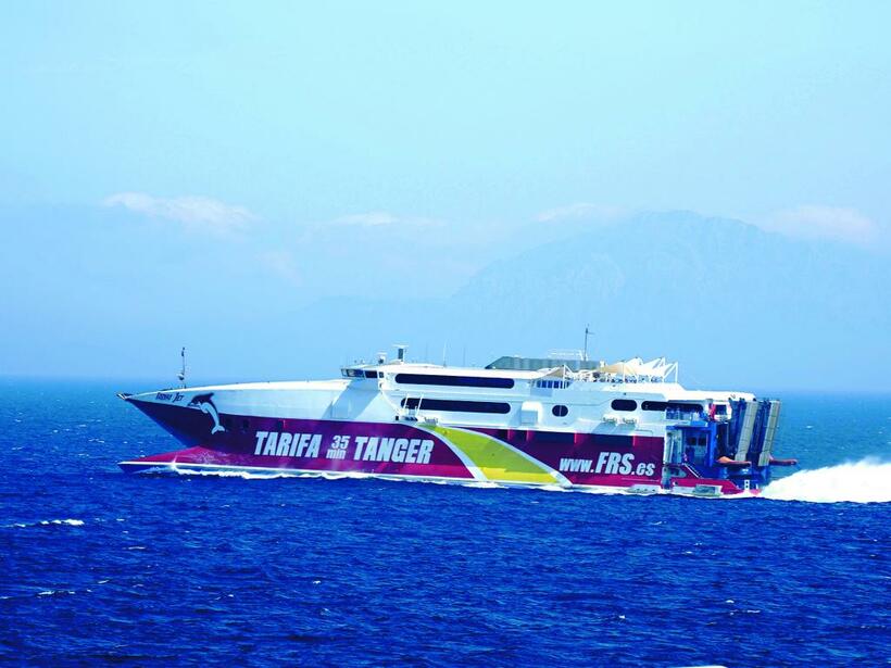 時速37．3ノット（約70キロ）でジブラルタル海峡を行くウェーブ・ピアサー高速双胴船「タリファ・ジェット」。船の背後にそびえるのはアフリカ大陸のアビラ岩（撮影／櫻井寛）