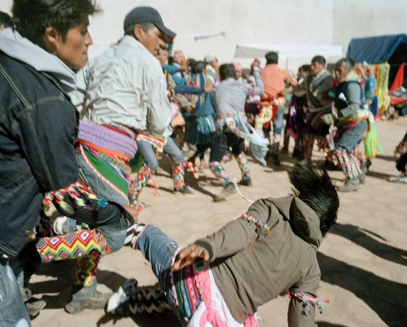 「Charanga」（ボリビア）。毎年5月3日、人口約2千のマチャの広場に人々が集まり、拳で思い切り殴り合う壮絶な祭り。1対1の「タイマン」の場も設けられる