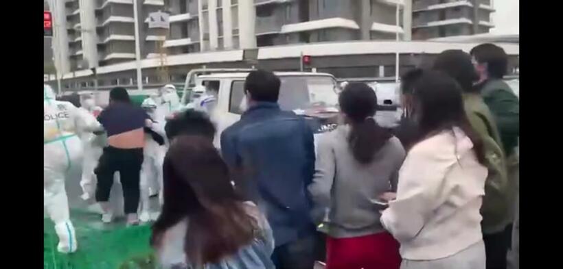 抗議した住民が当局に連行される様子（画像は上海在住の中国人Aさんより提供の動画をスクリーンショット）