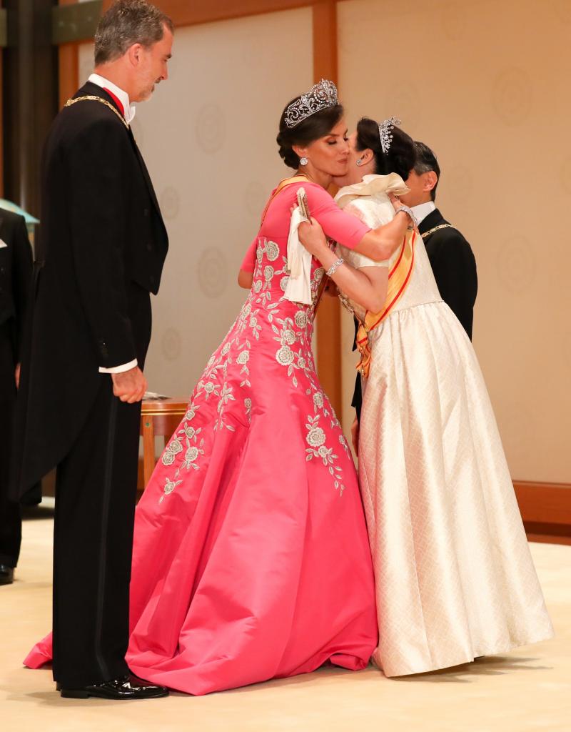 「饗宴の儀」で抱擁を交わす雅子さまとスペインのレティシア王妃。2019年10月22日