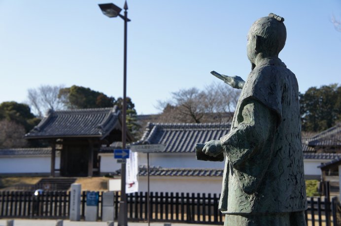 徳川斉昭の像と弘道館の正門