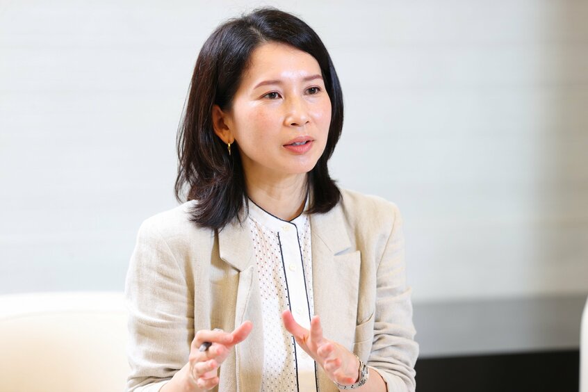 三井住友銀行の工藤禎子さんにインタビューした編集長の鎌田倫子（撮影/写真映像部・松永卓也）