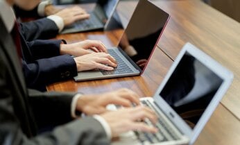 隣の席なのになぜチャットで質問? 「チャットのほうが質問しやすい」という若手との職場のコミュニケーションギャップを埋めるカギは