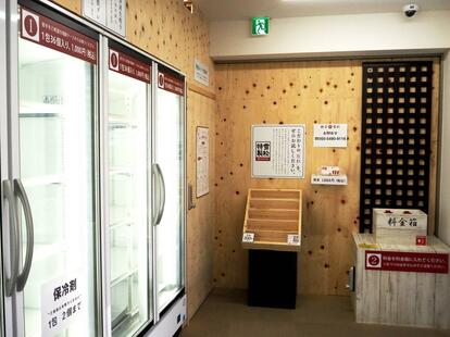 無人餃子販売所「餃子の雪松」の店内（撮影／岩下明日香）
