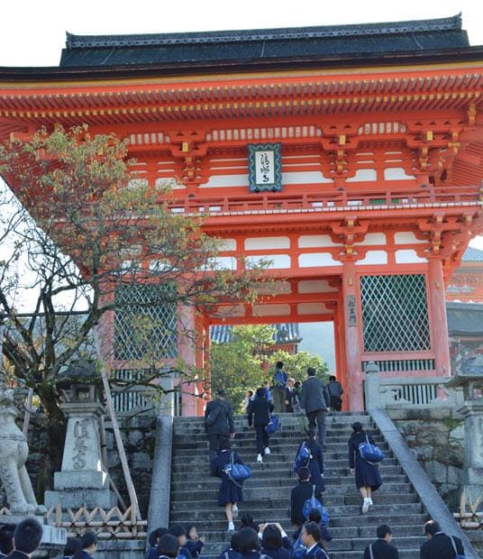 京都・清水寺を訪れる修学旅行生　（c）朝日新聞社