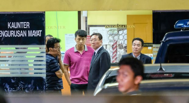 司法解剖をした病院に乗り込み、遺体の引き渡しを求める北朝鮮の大使館員ら　（ｃ）朝日新聞社