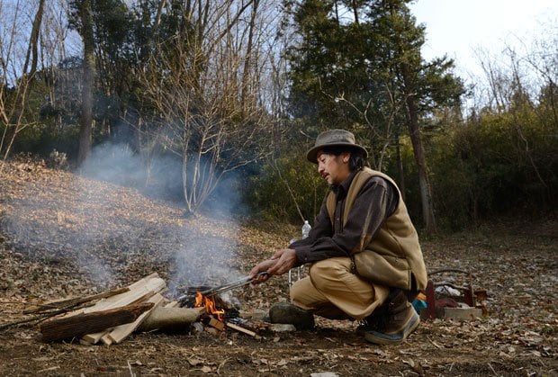 ネイチャークラフト作家でもある長野さんは焚き火の達人。「自然の中での遊びなので、使った食器は洗わず、布巾で拭くなど環境にも十分配慮したい」（撮影／今祥雄）