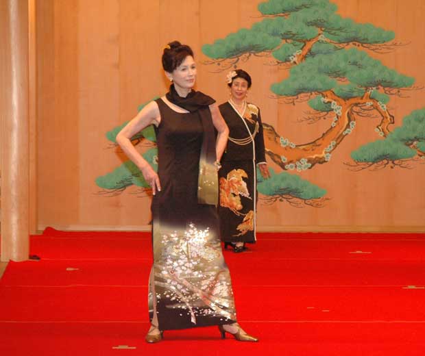 シニアファッションショーとは思えないすてきな女性たち（ｃ）朝日新聞社