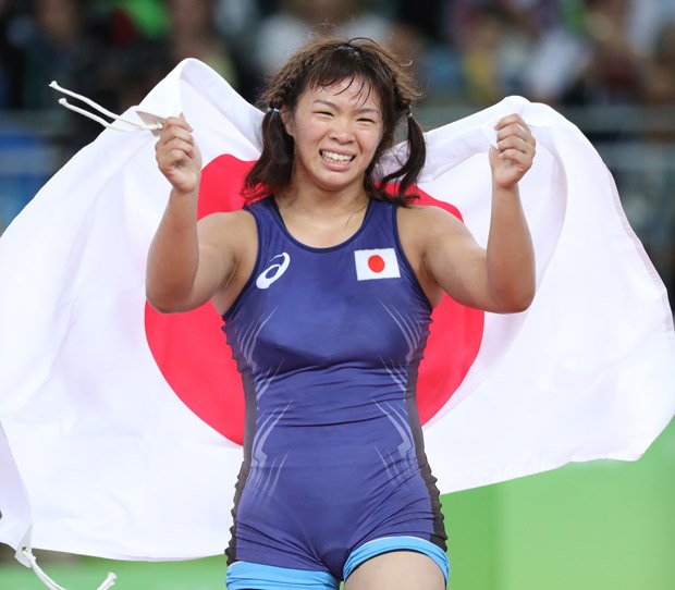 金メダルを獲得し、日の丸を掲げる川井梨紗子（c）朝日新聞社