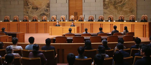 最高裁大法廷は裁判官１５人のうち、女性は３人で、これでも過去最多。女性３人全員が判決とは反対の「違憲」と判断した。意思決定の場でのジェンダーバランスの重要性を強く印象付けた　（ｃ）朝日新聞社