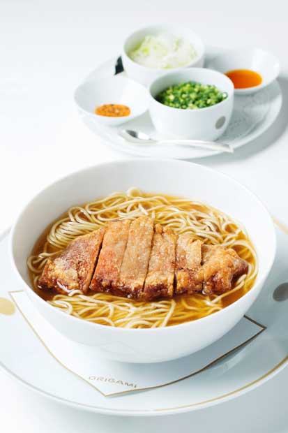 オールデイダイニングORIGAMIの「排骨拉麺（パーコーメン）」／４０年間受け継がれ、多いときでは月に１０００食も出るという人気メニュー。鶏と豚をベースにしたスープは一晩かけて仕込む。サクサクのカツは国産豚のロース肉を特製醤油だれにつけ、片栗粉をまぶして二度揚げしたもの。２７３０円（税・サ込み）　（撮影／写真部・堀内慶太郎）