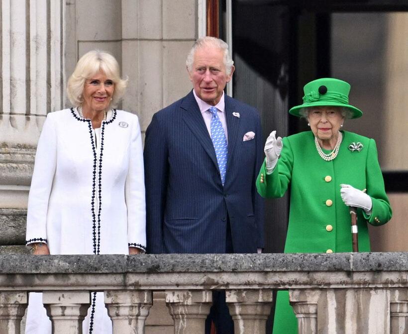 エリザベス女王在位70年を祝う「プラチナ・ジュビリー」のイベントに登場した女王とチャールズ3世、カミラ夫人（6月5日、ロイター／アフロ）