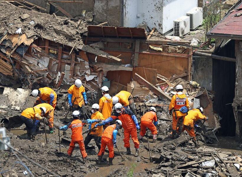 熱海土石流災害ではいまだ行方不明者の捜索は続き、コロナ禍でボランティアは受け付けていない(Ｃ)朝日新聞社