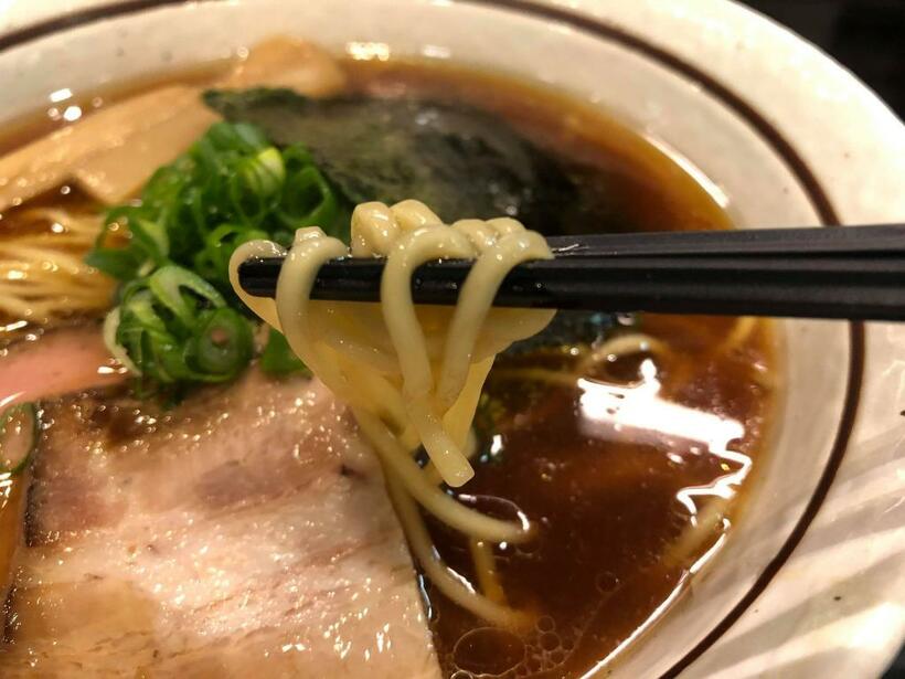 「しながわ」の中華そばは一杯850円。ツルツルの麺とスープの相性は抜群だ（筆者撮影）