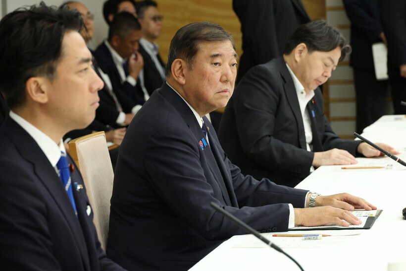 コメの安定供給等実現関係閣僚会議に臨む石破茂首相（中央）。左は小泉進次郎農水相=2025年8月5日午後4時27分、首相官邸