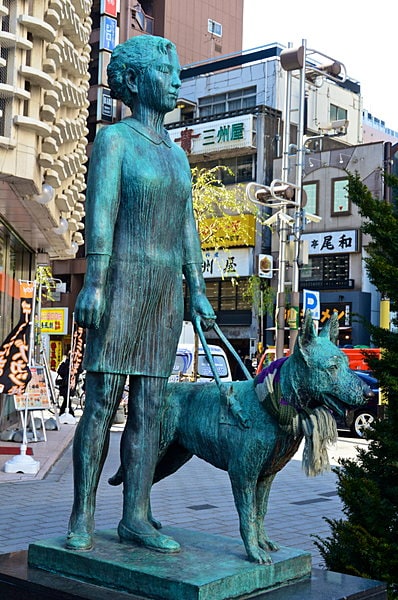 乙女と盲導犬の銅像。
