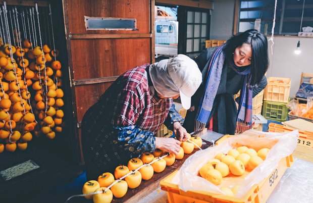 通常は廃棄されるあんぽ柿の皮を使った商品開発など福島県国見町の農業や観光資源を生かすプロジェクトを進行中（写真：陽と人提供）