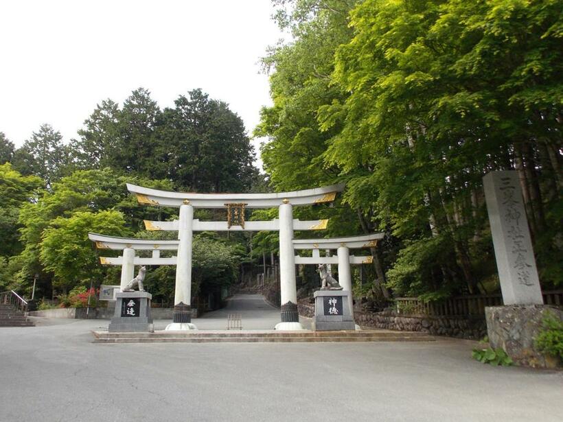 三峯神社の鳥居は三ツ鳥居と言い珍しい形である