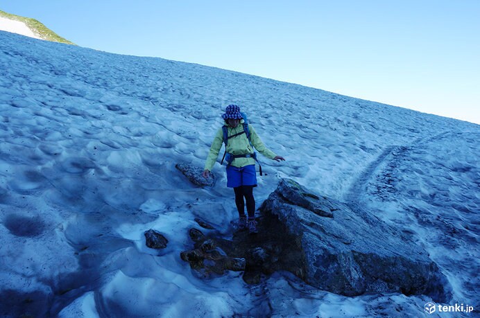 早朝、万年雪が形成する雪渓を歩く