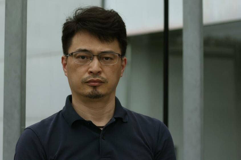 リアス・アーク美術館 館長・山内宏泰さん(51)/1971年、宮城県石巻市生まれ。94年から同学芸員。美術、地域史、津波災害史などが専門。2021年から現職、学芸員業務も行う。著書に小説『砂の城』(photo 桝郷春美撮影)