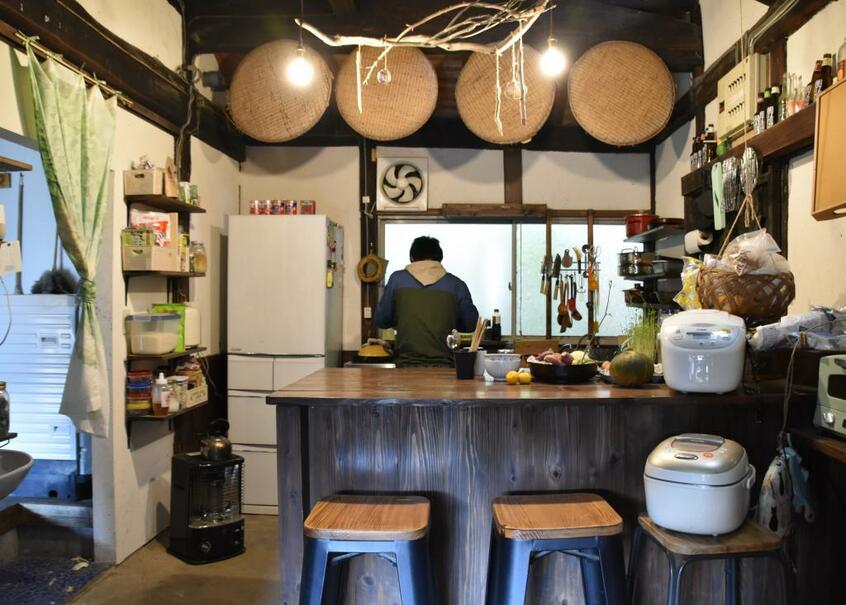 コロナの影響で、みかん農家の宿「あおとくる」は現在、自粛休業中。宿泊客には、自身の畑でとれた野菜など、地域の食材を使った料理をふるまう(撮影/澤田晃宏)