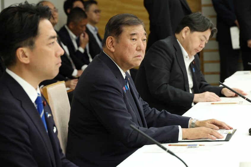 コメの安定供給等実現関係閣僚会議に臨む石破茂首相(中央)。左は小泉進次郎農水相=2025年8月5日午後4時27分、首相官邸