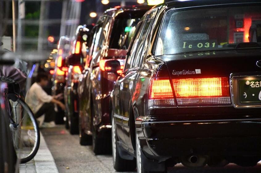 繁華街で列をなすタクシー