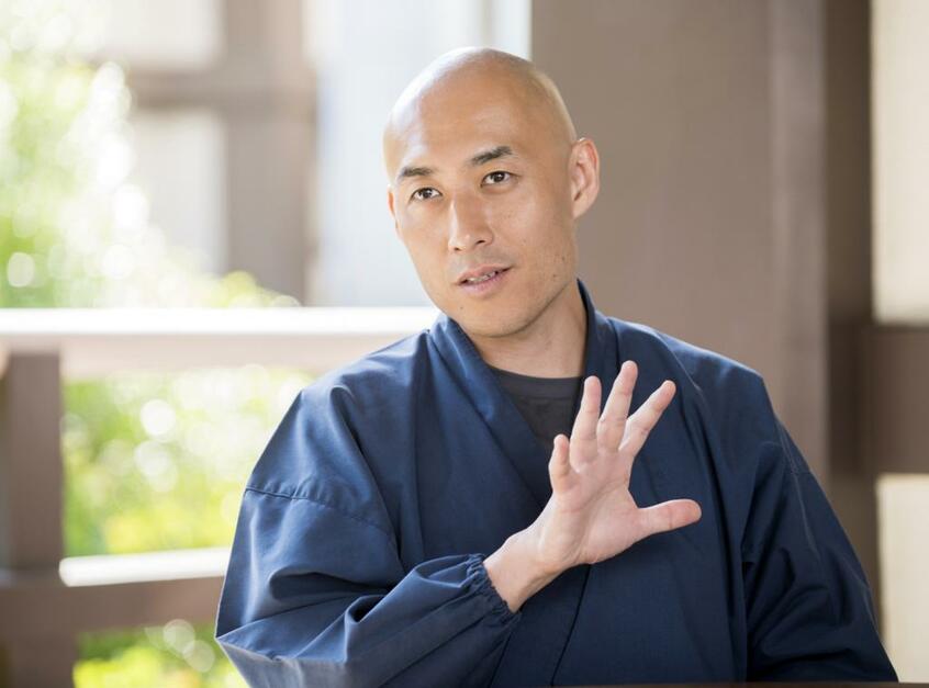 松本紹圭さん(43):僧侶。世界経済フォーラム(ダボス会議)ヤンググローバルリーダー。最近の趣味は、息子との山登り(撮影/横関一浩)