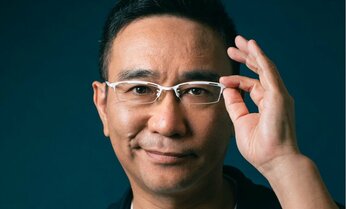 八嶋智人 いつもご機嫌で共演者とも打ち解け、携帯の連絡先は4千件 楽しむことを徹底する理由