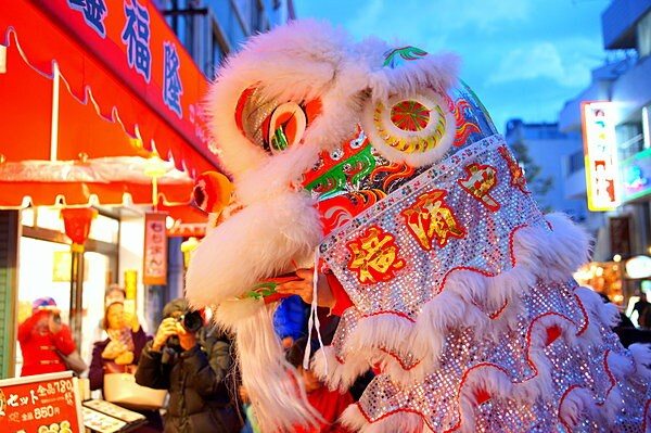 威勢のいい爆竹の音とともに、春節を華やかに盛り上げる中国獅子舞