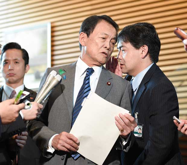 福田財務事務次官は疑惑を全面否定。麻生財務相は調査手法の正当性を主張した (c)朝日新聞社