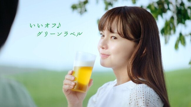 写真・図版(1枚目)| 「淡麗グリーンラベル」新CM公開!多部未華子さん、Mrs. GREEN APPLE大森元貴さんがハンガリーの壮大な自然の中で“いいオフ♪”を満喫「ケセラセラ」アコースティックバージョンも初公開