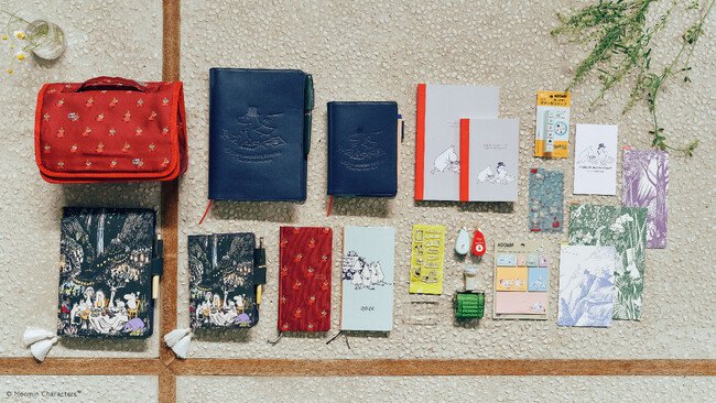 写真・図版(1枚目)| ほぼ日手帳2026では、『ムーミン』の世界の手帳や文具が登場!全20アイテムを9月1日(月)に発売します。