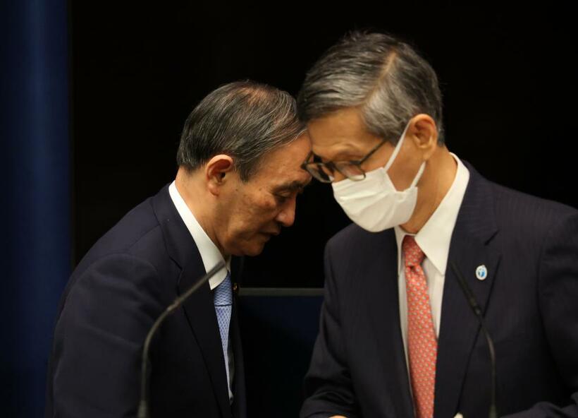 尾身茂会長（右）と菅義偉首相（C)朝日新聞社