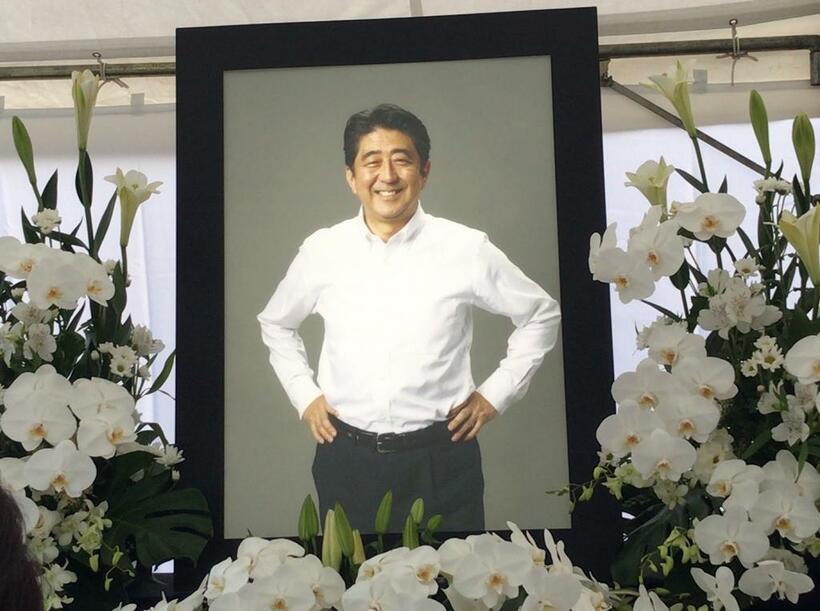 告別式の際に設けられた献花台に置かれた安倍晋三元首相の遺影
