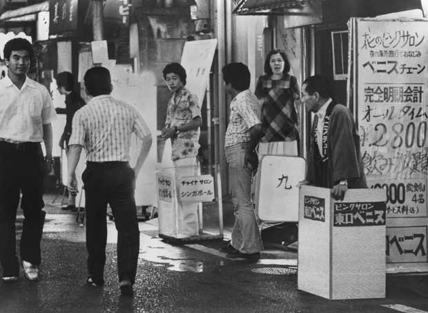 キャバレー業者が客引き合戦を“自主規制”。それぞれのボックスの中から呼び込みをした＝１９７７年９月、東京・池袋