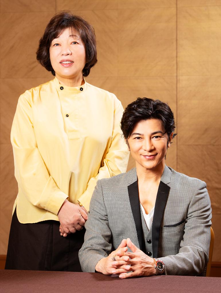 武田真治さん（右）と林真理子さん　［撮影／写真部・高野楓菜、ヘアメイク／杉村理恵子、スタイリング／伊藤伸哉］