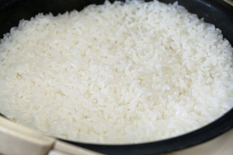 炊飯器のふたを開けると新米の香りが広がる＝米倉昭仁撮影
