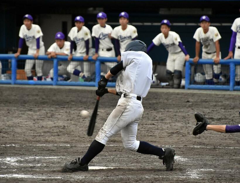 県予選初戦（対御殿場高）試合終盤の緊迫した場面をベンチから見つめるオイスカ高校の選手　（ｃ）朝日新聞社