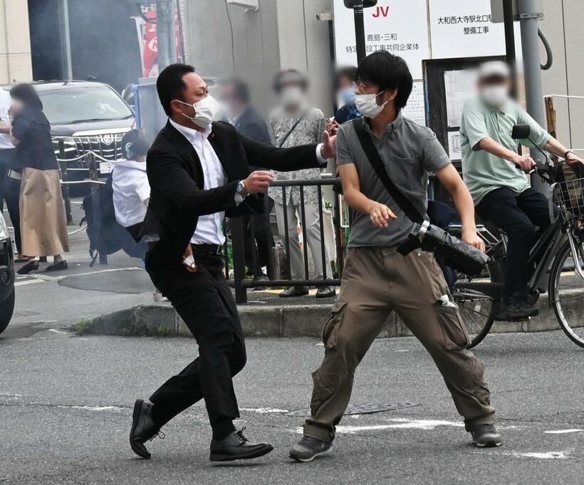 安倍晋三元首相を銃撃後の山上徹也被告と取り押さえようとするＳＰ